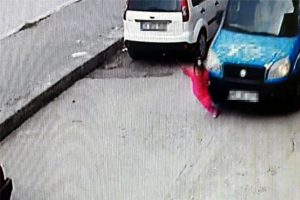 Minik Esma, &ouml;l&uuml;m&uuml;n kıyısından son anda kurtuldu