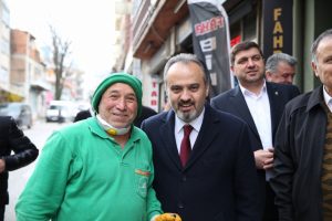 Bursa B&uuml;y&uuml;kşehir Belediye Başkanı Aktaş hem anlattı, hem &ccedil;eki&ccedil; salladı