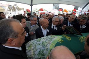 Z&uuml;lf&uuml; Livaneli'nin kız kardeşi son yolculuğuna uğurlandı