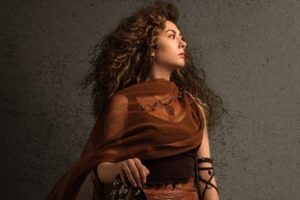 Sena Şener, dinleyicilerle buluşuyor