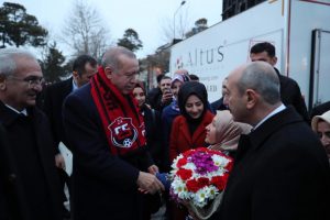 Cumhurbaşkanı Erdoğan, Milli Kayak&ccedil;ıyı k&uuml;lliyeye davet etti