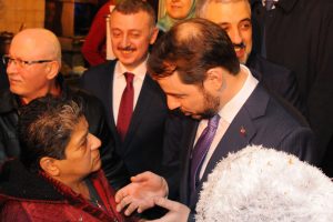 Bakan Albayrak esnafı ziyaret etti, gen&ccedil;lerle buluştu