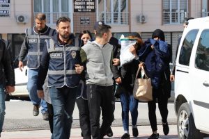 Ellerindeki &ccedil;orapları satma bahanesiyle evlere girdiler