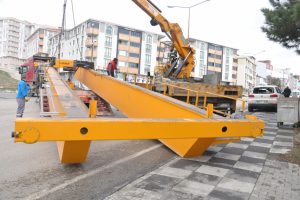TIR dorsesinin &uuml;zerindeki 10 tonluk vin&ccedil; yola d&uuml;şt&uuml;