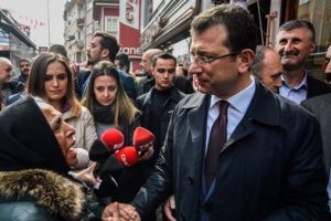 Ekrem İmamoğlu se&ccedil;im &ccedil;alışmalarını Beyoğlu'nda s&uuml;rd&uuml;rd&uuml;