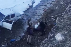 Kamyonet dereye u&ccedil;tu: 2 yaralı