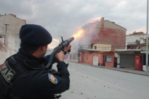 Cadde savaş alanına d&ouml;nd&uuml;, 200 polis m&uuml;dahale etti