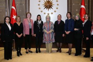 Emine Erdoğan, kadın &ccedil;ift&ccedil;ilerle bir araya geldi