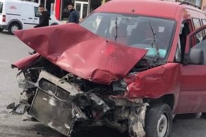 3 ara&ccedil; birbirine girdi! &Ouml;l&uuml; ve yaralılar