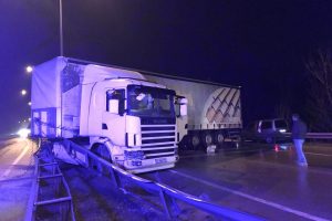 Bursa'da kontrolden &ccedil;ıkan TIR nedeniyle Bursa-Gemlik yolu trafiğe kapandı