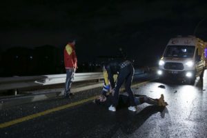 Otomobil şarampole yuvarlandı!