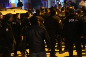 Kavgaya m&uuml;dahale eden bek&ccedil;ilere saldırı! &Ccedil;ok sayıda polis sevk edildi