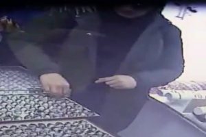 Y&uuml;z&uuml;k hırsızı &ccedil;ift kameraya yakalandı