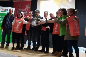 Umut yeşerten &ccedil;ocuklar fidan b&uuml;y&uuml;tecekler