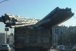 Boru y&uuml;kl&uuml; kamyon trafikte tehlike sa&ccedil;tı