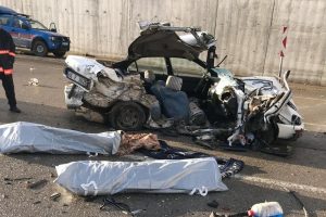 Otomobil ile kamyon &ccedil;arpıştı: 2 &ouml;l&uuml;, 3 ağır yaralı