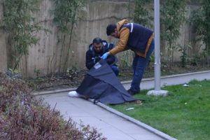 Bursa'da telefonda kendisini arayan kişiyle konuşup, 15'inci kattan atladı