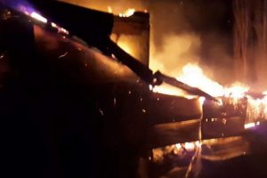 Gece yarısı &ccedil;ıkan yangın korkuttu