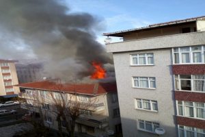 Bah&ccedil;elievler'de 3 katlı binanın &ccedil;atısı yandı