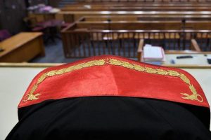 Cebindeki uyuşturucuyu hakimin odasında d&uuml;ş&uuml;rd&uuml;!