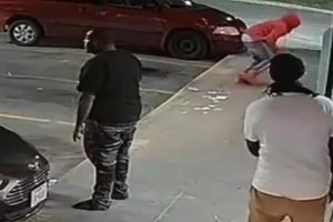 &Ccedil;aldığı paraları doldurduğu pantolonu d&uuml;şt&uuml;, paralar kaldırıma sa&ccedil;ıldı