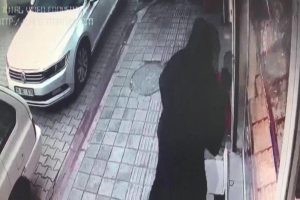Kadın kılığına girdi, kuyumcudaki altınları &ccedil;alarak ka&ccedil;tı