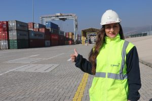 Bu limanda tonlarca ağırlıktaki y&uuml;kler ojeli parmaklara emanet