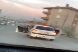 Otomobilin kapılarını a&ccedil;arak trafiği tehlikeye d&uuml;ş&uuml;rd&uuml;