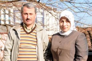 Eşi i&ccedil;in yola &ccedil;ıktı; &ccedil;eteyi &ccedil;&ouml;kertip, 70'e yakın T&uuml;rk'&uuml; kurtardı