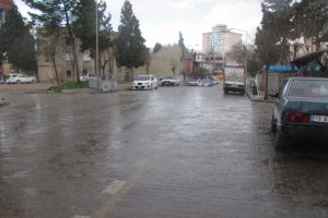 Kısa s&uuml;re yağan dolu &ccedil;ift&ccedil;iyi korkuttu