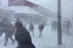 Kar ve tipi etkili oldu, okullar tatil edildi