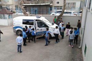 Okul &ouml;n&uuml;nde otomobilin &ccedil;arptığı &ouml;ğrenci yaralandı