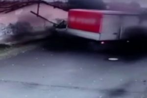 Freni boşalan kamyonet gecekonduya girdi
