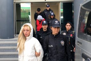 Bursa'da 3'&uuml; kadın 8 uyuşturucu satıcısı adliyeye sevk edildi
