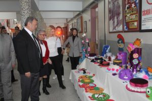 Bursa'da &ouml;ğrenciler atıkları sanat eserine d&ouml;n&uuml;şt&uuml;rd&uuml;