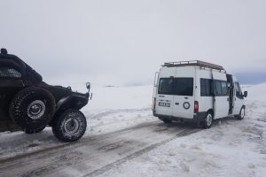 Cenazeye giden 55 kişi mahsur kaldı