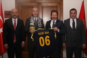 MKE Ankarag&uuml;c&uuml; Kul&uuml;b&uuml;'nden Bakan Akar'a ziyaret