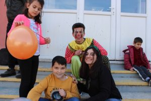 &Uuml;niversite &ouml;ğrencileri engelli &ouml;ğrencilerin yanında