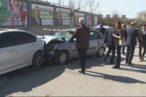 &Ouml;nce yayaya, ardından iki araca &ccedil;arptı