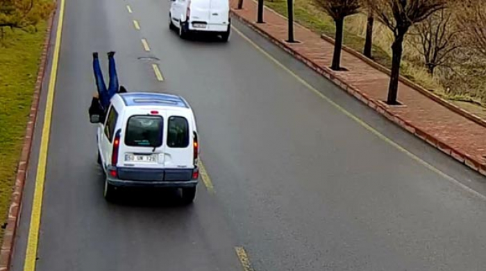 Yolun karşısına ge&ccedil;mek isterken canından oluyordu!
