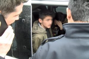 İki &ccedil;ocuk 3 g&uuml;n ka&ccedil;tıkları otomobilde kıskıvrak yakalandı