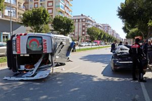 Antalya'da ambulansla otomobil &ccedil;arpıştı: 1 &ouml;ld&uuml;