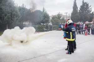 &Ouml;zel &ccedil;ocuklar yangına m&uuml;dahale etti
