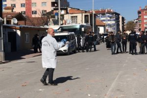 İki ailenin taşlı kavgasına polis m&uuml;dahale etti