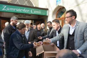 Bursa Milletvekili &Ouml;d&uuml;n&ccedil; kandil simidi dağıttı