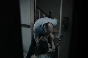 Skandal karar! İncil'e dayanarak kadının d&ouml;v&uuml;lmesini haklı buldu