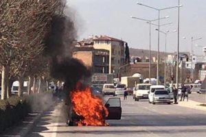 Otomobil seyir halindeyken alev aldı