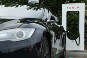 Tesla, 3. nesil s&uuml;per sarj istasyonunu tanıttı