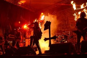 Satanist &ouml;geler taşıyan grubun konseri iptal edildi