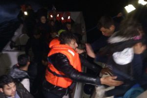 Sahil G&uuml;venlik ekipleri m&uuml;ltecilere ge&ccedil;it vermedi